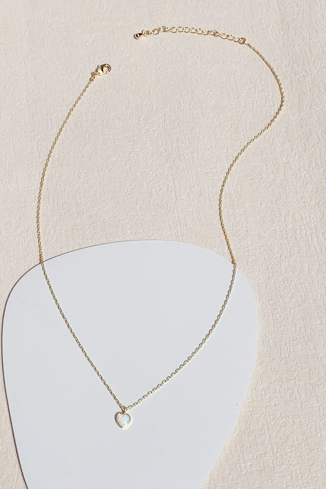 Fijne halsketting met hartvormige opaal